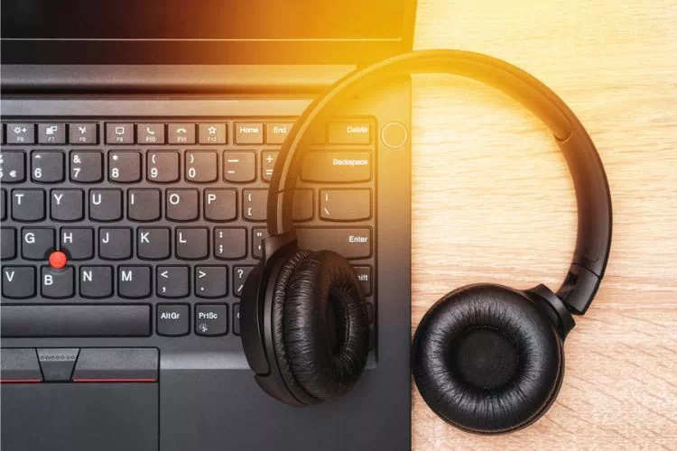 Ordinateur et casque pour création musicale
