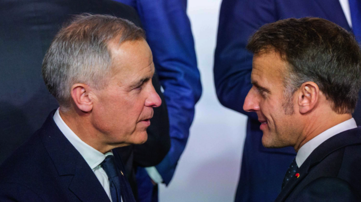 Paris, France, January 6, 2026 - Prime Minister Mark Carney shakes hands with French President Emmanuel Macron as leaders of the Coalition of the Willing gather at the Élysée Palace ahead of a family photo.
Photo: Lars Hagberg https://www.pm.gc.ca/sites/pm/files/2026-02/2026-01-06-8-LH-Paris-21-FR.jpg