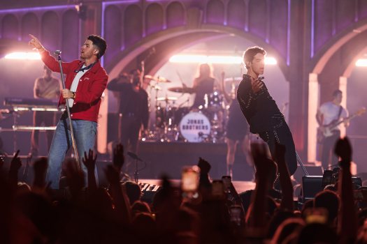 STP-L-JONAS-1011-01_af536f Nick and Joe Jonas on stage